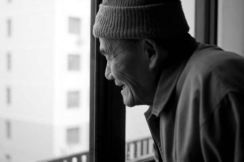 10 临近午饭时间,爷爷又守在窗边遥望,姑姑要回来吃饭,二叔可能也要