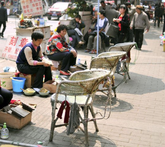 邮局旁边擦鞋的娘娘们