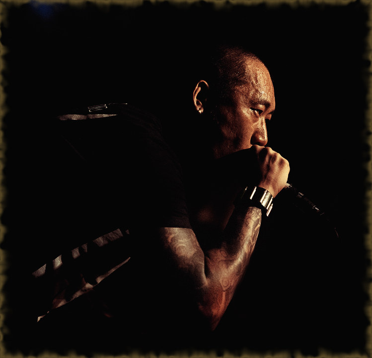 梁良,扭机主唱.