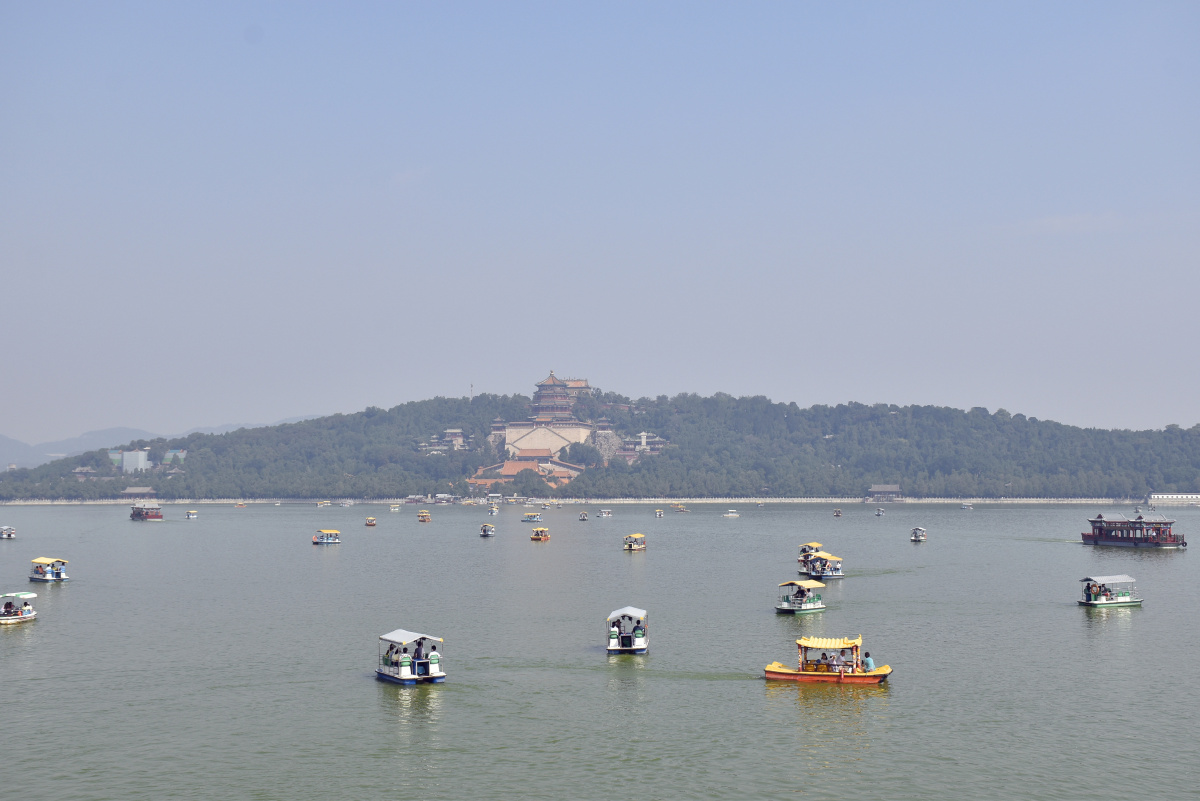 刚祷告完的小mm the mosque nearby our house, i like it!