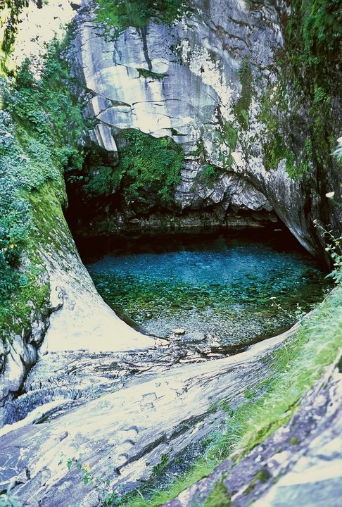 苍山上一眼绝美清泉