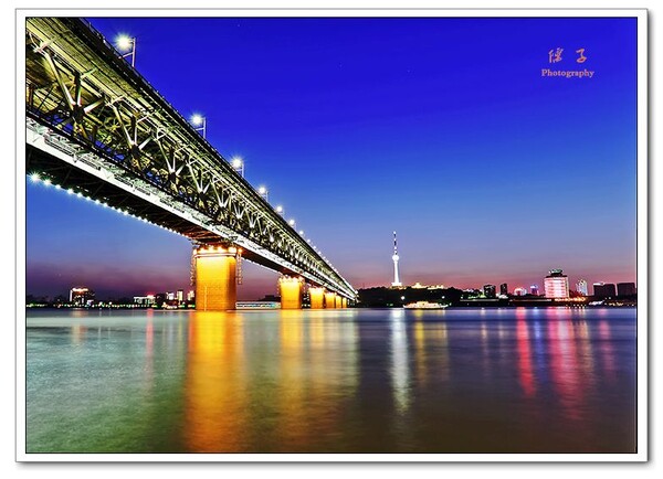 江城的桥,夜色的江.
