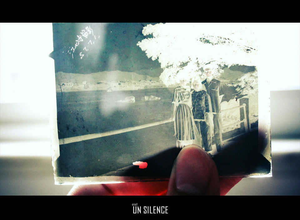 在玻璃片上涂一层薄薄的溴化银晶体,溴化银对光很敏感,当光线照射到