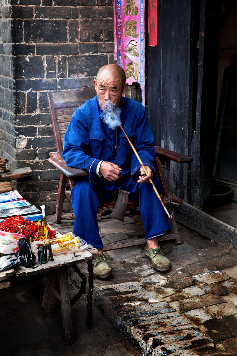 吸旱烟的老汉