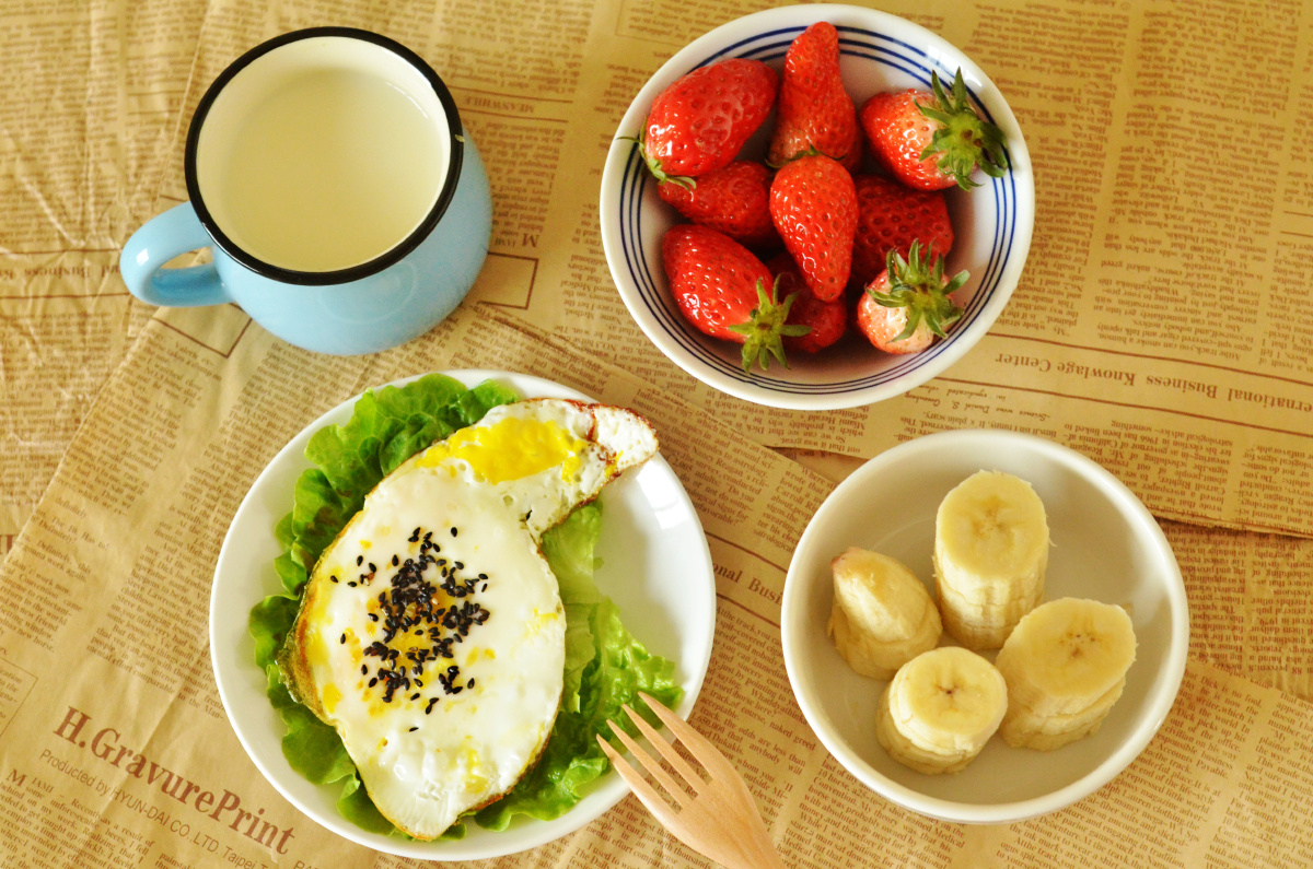 早餐:豆浆,煎鸡蛋,plus 水果