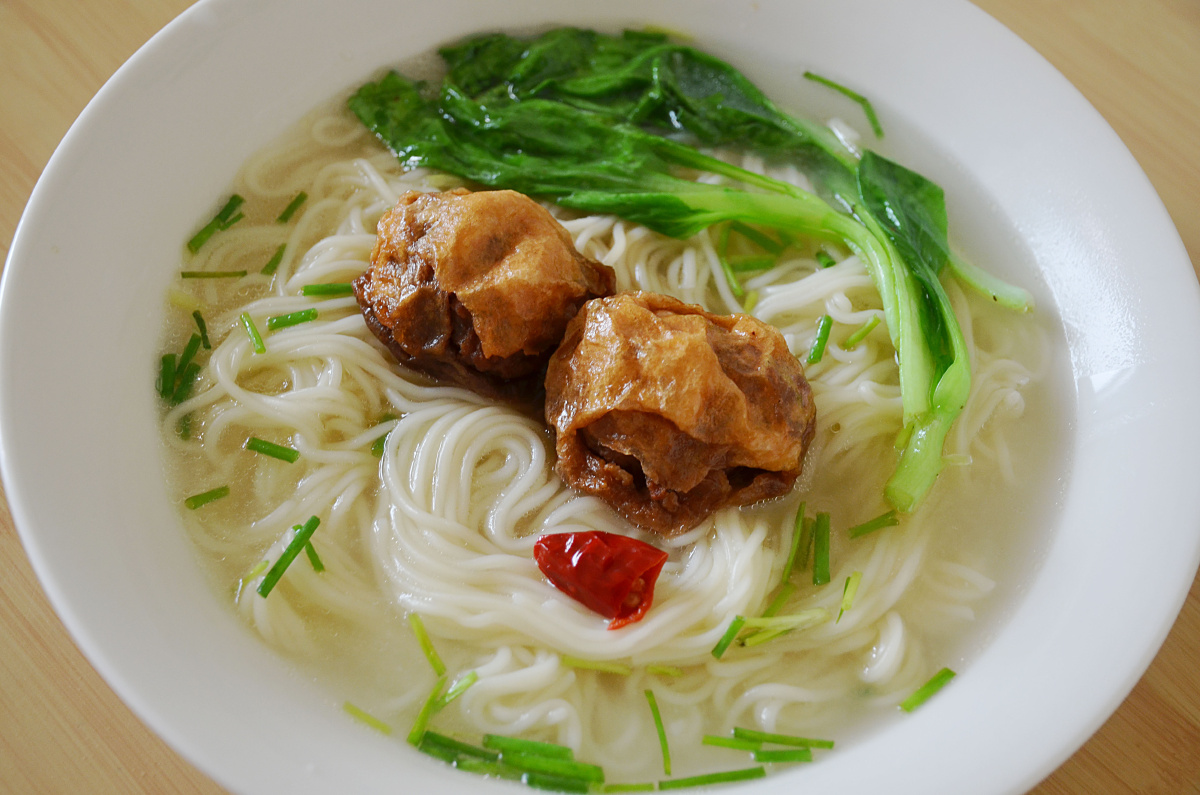 暴雨日吃汤面,搭配油面筋塞肉和小青菜,来一碗吗?