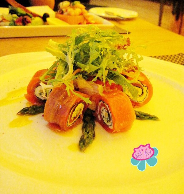 另外一个头盘大虾海鲜沙拉:也很不错虾很大只,很新鲜