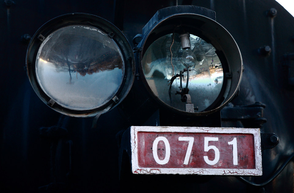 0751火车灯 798那边的火车,你能看到火车灯上的两个世界吗?