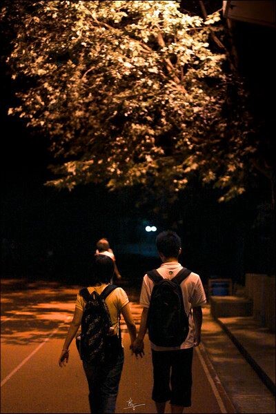 晚上情侣散步图片真实图片