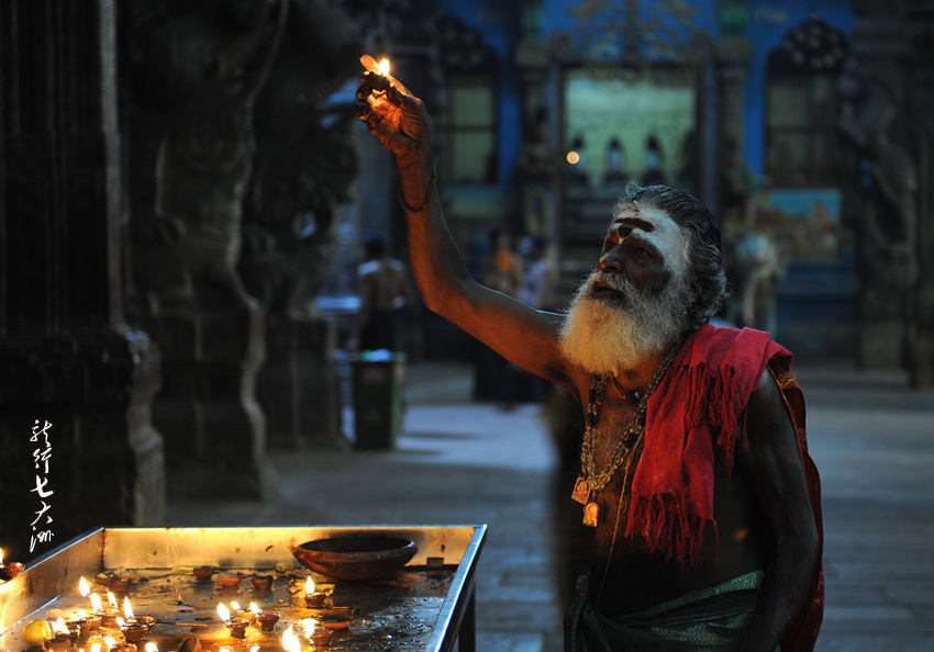 举灯敬神