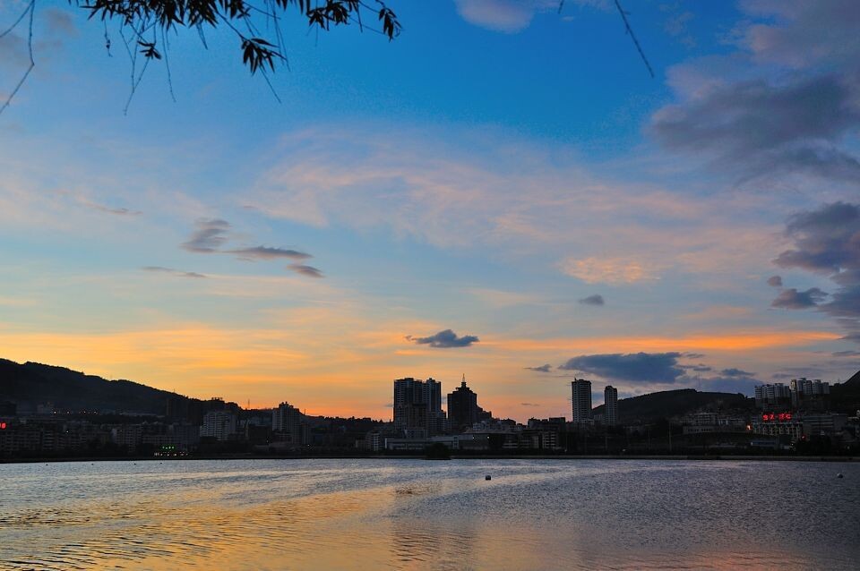 傍晚的城市湖景
