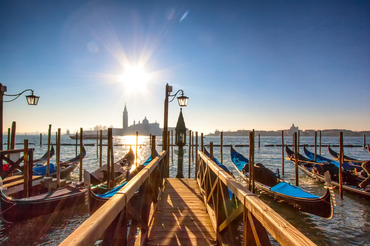 阳光明媚的威尼斯,小时候就想坐在这样小小的港口晒太阳