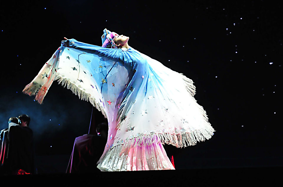 学校六十年校庆,各个民族的舞蹈荟萃,这一支彝族舞蹈,如同蝴蝶的偏偏