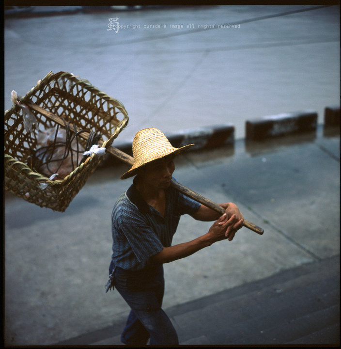 长江挑夫烟雨缭绕的长江,雾里重庆,photo with rolleiflex 2.