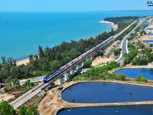 沿海运行——海南铁路风光11张