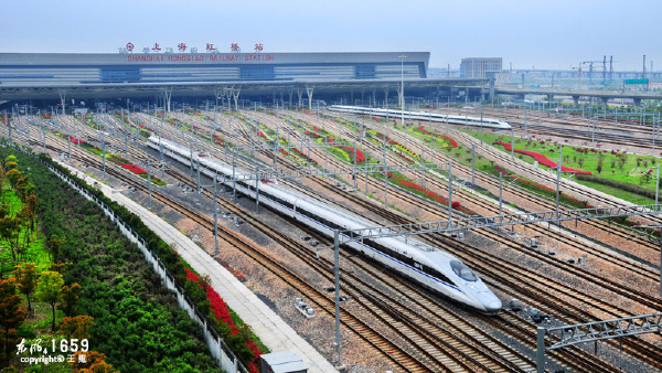 两列crh380a动车组同时驶出上海虹桥站