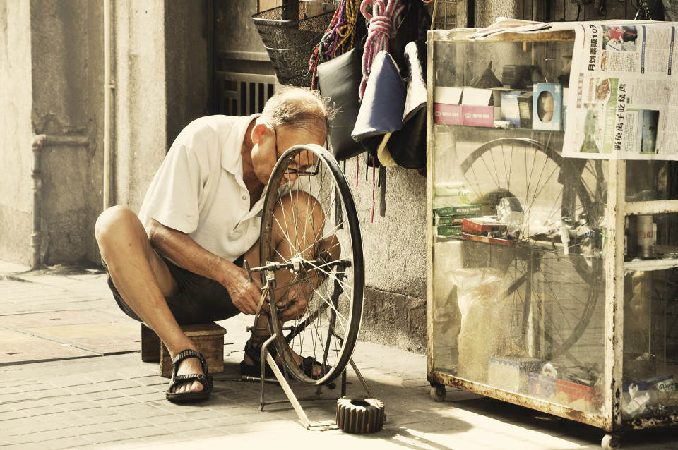 恩宁路.修车老人.