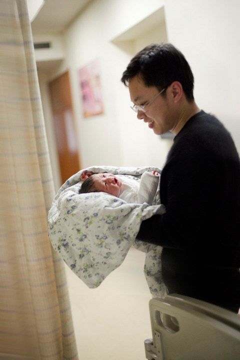 新手爸爸第二次抱宝宝