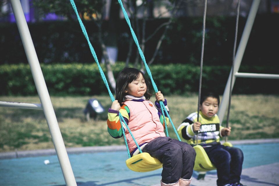 西安小女孩荡秋千消失图片