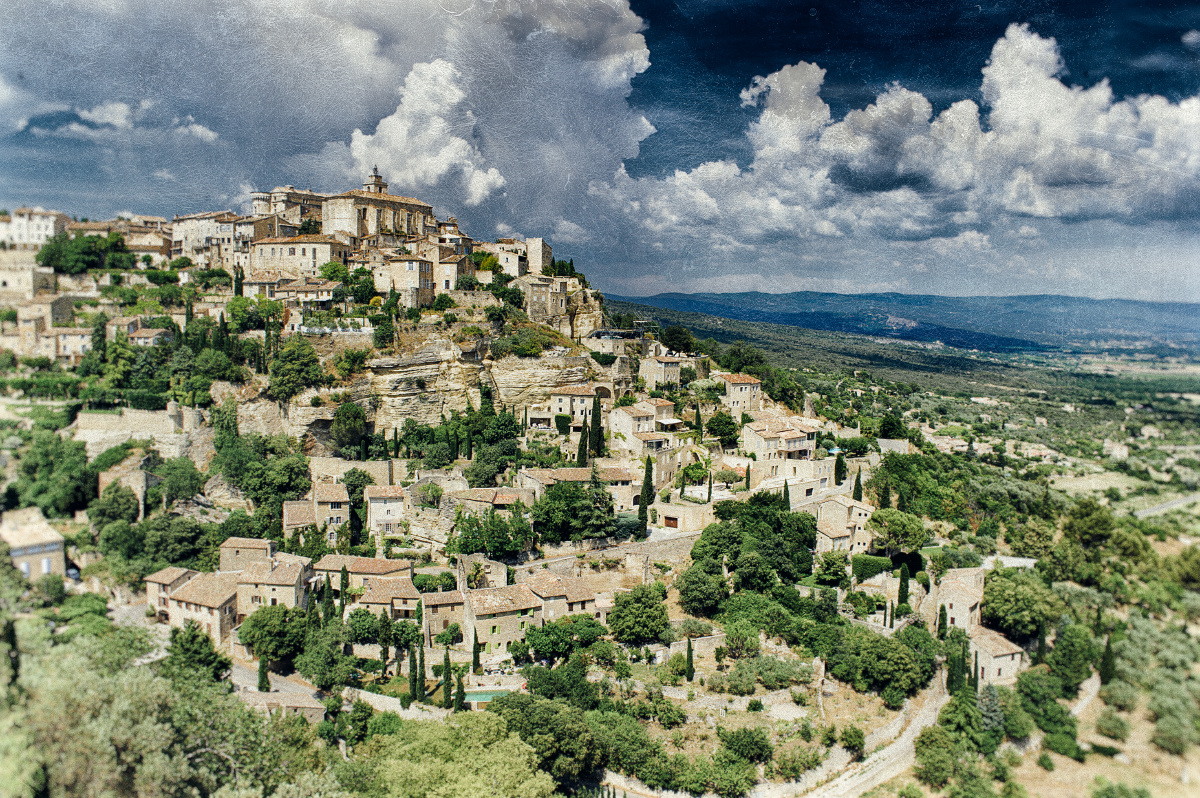 石头城(gordes)地处丘陵地带,梯田山丘,道路平坦,呈现和蔚蓝海岸完全
