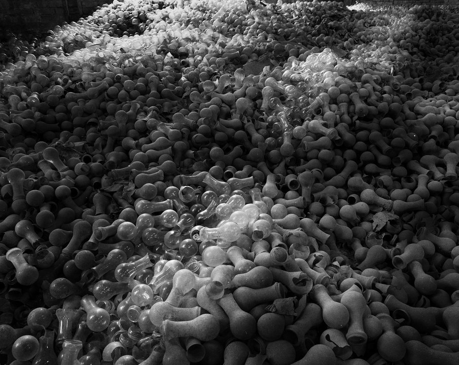 不再需要南昌灯泡厂. mamiya rb67, 50mm 1:4.