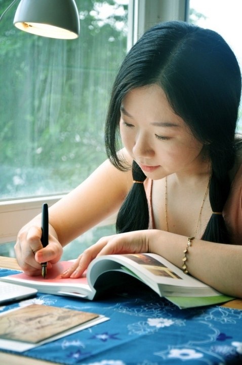 用钢笔写字的姑娘