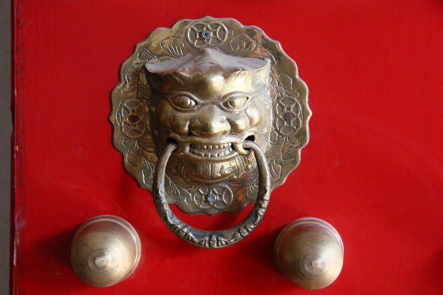 0 朱漆大门上的门环和门钉