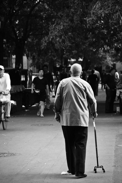 散步的老人
