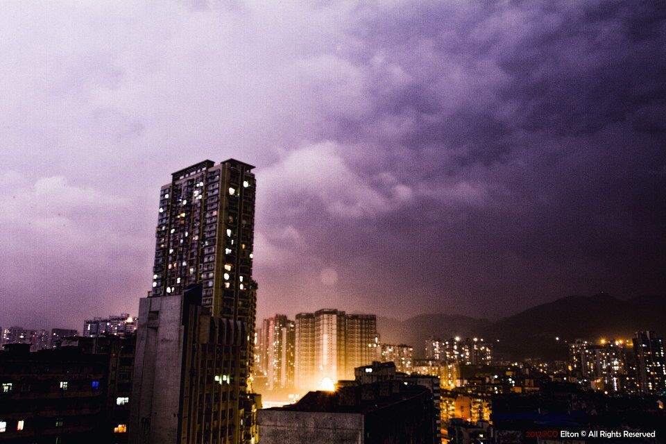 重庆多云天空下的闪电不是一条线是一片白