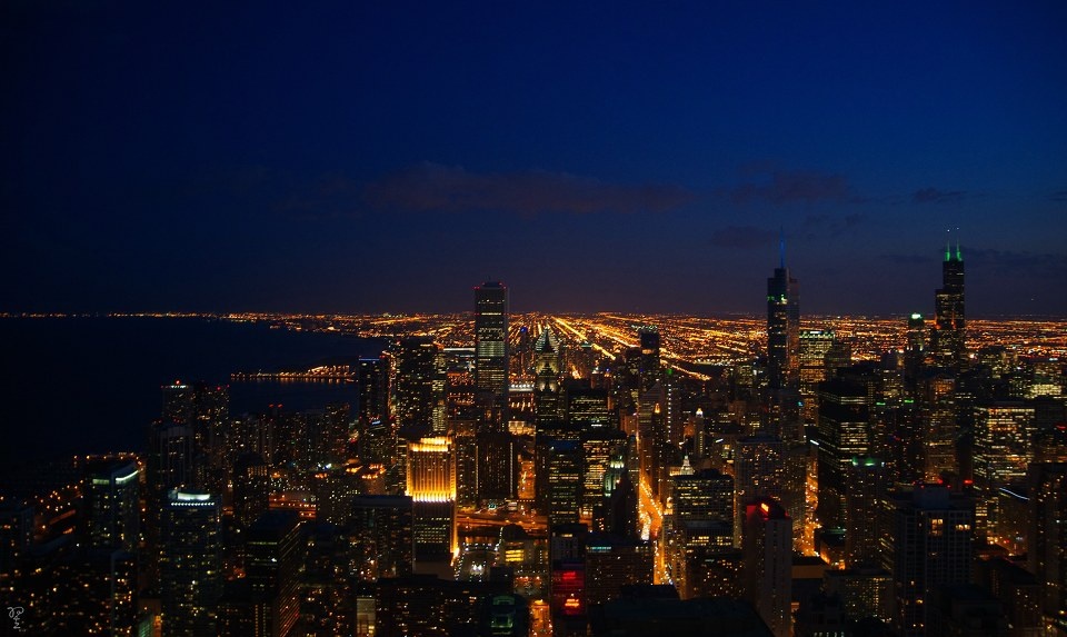 晴夜无星城市的灯光遮蔽了夜空,代替繁星的璀璨