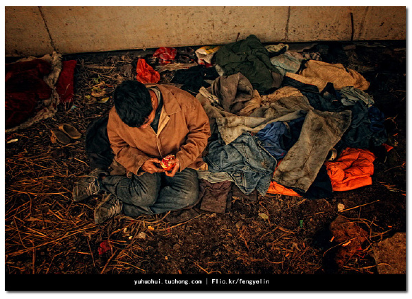 桥下的流浪汉